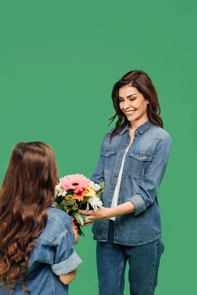 Boldog Anya Csokor Virágot Lánya Zöld Elszigetelt — Stock Fotó