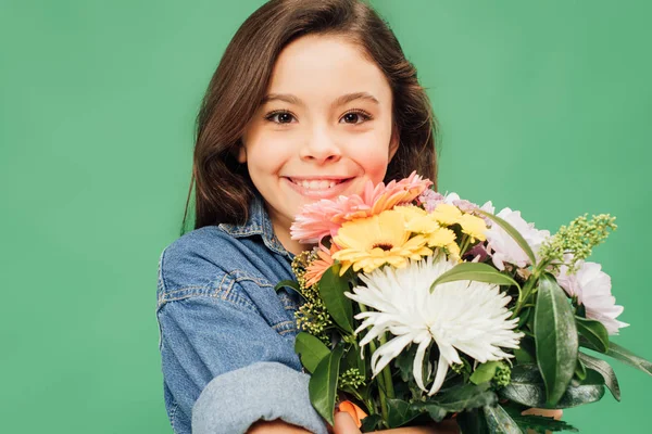 Imádnivaló Mosolygó Gyermek Nézett Kamera Elszigetelt Zöld Csokor Virág — Stock Fotó