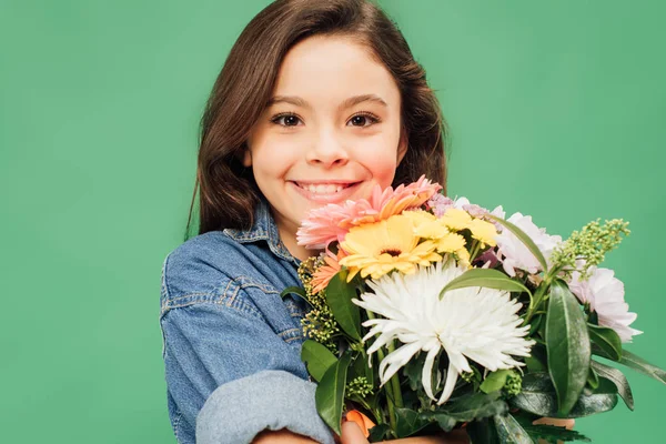 Schattige Lachende Kind Met Bloemboeket Kijken Camera Geïsoleerd Groen — Stockfoto