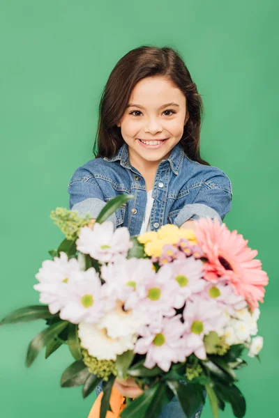 Selectieve Aandacht Van Lachende Kind Met Bloemboeket Kijken Camera Geïsoleerd — Stockfoto