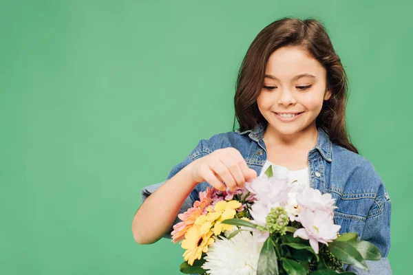 Entzückendes Lächelndes Kind Mit Blumenstrauß Isoliert Auf Grün — Stockfoto