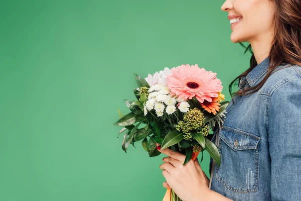 グリーン上で分離の花の花束を持った女性のトリミング ビュー — ストック写真