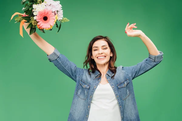 Lycklig Kvinna Med Händerna Luften Hålla Blombukett Isolerad Grön — Stockfoto