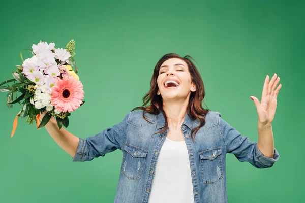 Hermosa Mujer Riendo Sosteniendo Ramo Flores Aislado Verde — Foto de Stock