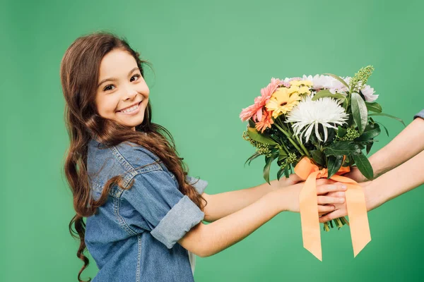 Preteen Glimlachend Kind Houden Van Bloemen Geïsoleerd Groen — Stockfoto