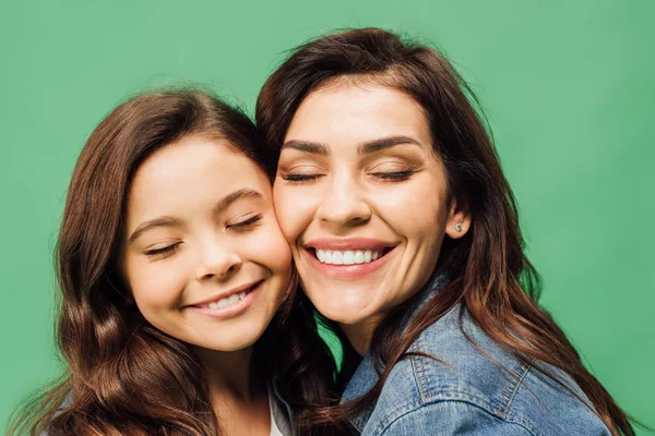 Retrato Mãe Feliz Filha Com Olhos Fechados Isolados Verde — Fotografia de Stock