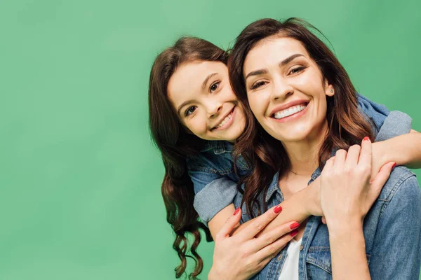 Neşeli Anne Kucaklayan Yeşil Izole Kamera Bakarak Kız Portresi — Stok fotoğraf