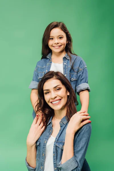 Lächelnde Mutter Und Tochter Halten Sich Den Händen Und Blicken — Stockfoto