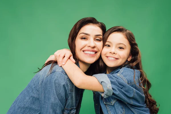 Gelukkig Moeder Dochter Omarmen Kijken Naar Camera Geïsoleerd Groen — Stockfoto