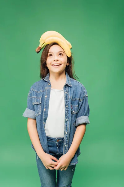 Niño Feliz Denim Sosteniendo Plátanos Cabeza Aislado Verde —  Fotos de Stock