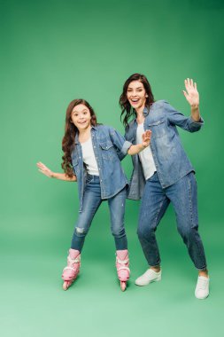 kızı silindir Bıçaklar ile el ile mutlu anne yeşil zemin üzerine el hareketi