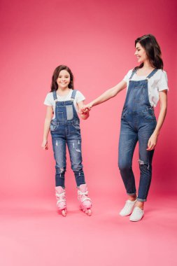 güzel gülümseyen kızı elele annesi ile pembe silindir bıçaklar