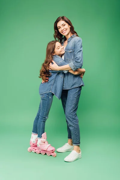 Κόρη Στα Πατίνια Που Αγκαλιάζει Μητέρα Πράσινο Φόντο — Φωτογραφία Αρχείου