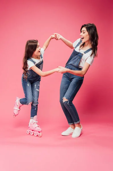 Filha Feliz Patins Patins Mãos Dadas Com Mãe Fundo Rosa — Fotografia de Stock