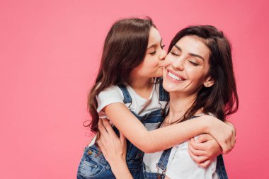 kızı mutlu anne Pink izole öpüşme 