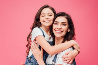 Pink izole kızı kucaklama mutlu anne 