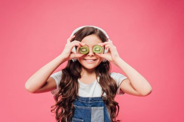 Kivi pink izole gözleri üzerinde tutan mutlu çocuk