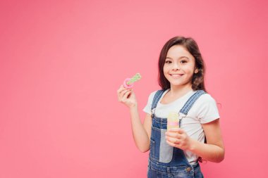 gülümseyen çocuk sabun pink izole kabarcık şişe ile ayakta 