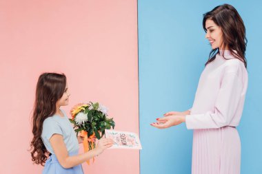 çok güzel çocuk mavi ve pembe arka plan üzerinde çekici kadın buket ve tebrik kartı verilmesi