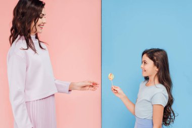çok güzel çocuk kadın mavi ve pembe arka plan üzerinde şeker veren
