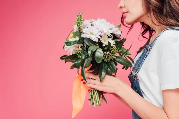 ピンクに分離された花の花束を持った女性のトリミング ビュー — ストック写真