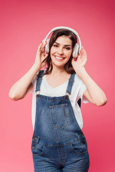 Mujer Sonriente Escuchando Música Auriculares Aislados Rosa — Foto de Stock