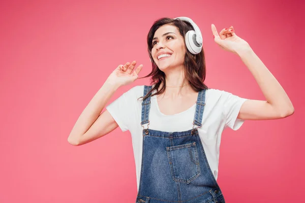 Mulher Feliz Ouvindo Música Fones Ouvido Isolados Rosa — Fotografia de Stock