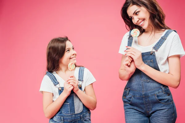 Moeder Dochter Kijken Houden Lollipop Geïsoleerd Roze — Stockfoto