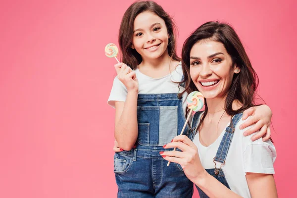 Mãe Feliz Filha Segurando Pirulitos Isolados Rosa — Fotografia de Stock