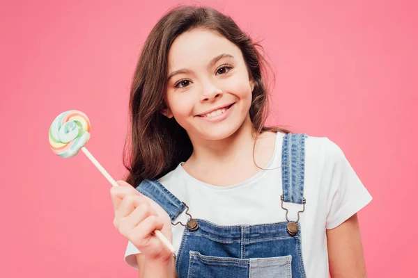 Glimlachend Kind Bedrijf Lollipop Geïsoleerd Roze — Stockfoto