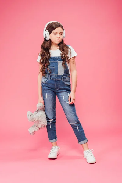 Full Length Sad Kid Standing Headphones Holding Teddy Bear Pink — Stock Photo, Image