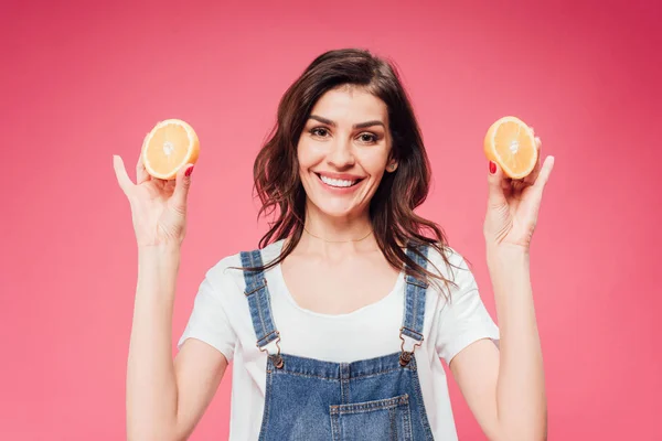 Aantrekkelijke Vrouw Met Sinaasappelen Handen Geïsoleerd Roze — Stockfoto