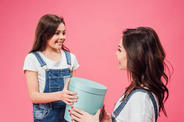 Dochter Geven Aanwezig Aan Moeder Geïsoleerd Roze — Stockfoto