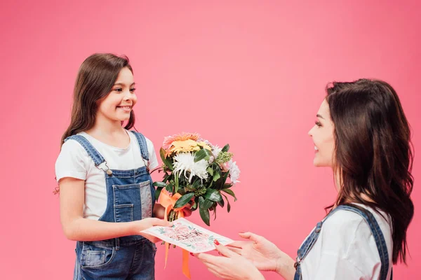 Cheerful Daughter Giving Card Flowers Mom Mothers Day Isolated Pink — Stock Photo, Image