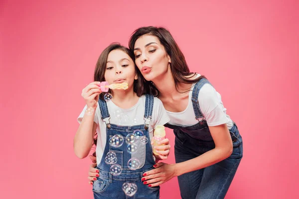 Moeder Dochter Blazen Van Zeepbellen Geïsoleerd Roze — Stockfoto