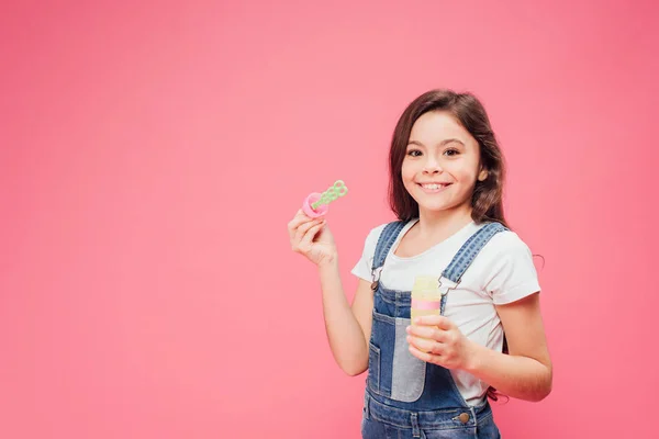 Uśmiechający Się Dziecko Stojąc Butelki Baniek Mydlanych Różowym Tle — Zdjęcie stockowe