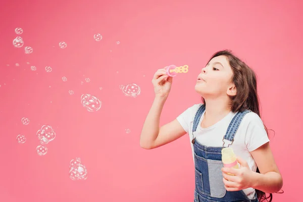 Niño Alegre Soplando Burbujas Jabón Aislado Rosa — Foto de Stock