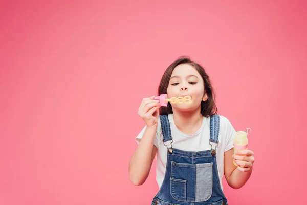 Αστείο Παιδί Φυσώντας Φυσαλίδες Σαπουνιού Που Απομονώνονται Ροζ — Φωτογραφία Αρχείου