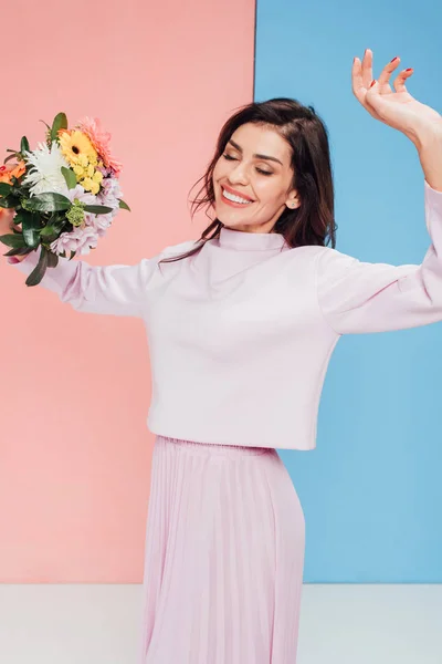 Beautiful Woman Holding Bouquet Dancing Blue Pink Background — Stock Photo, Image