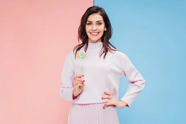 Atractivo Wooman Celebración Dulces Mirando Cámara Sobre Fondo Azul Rosa — Foto de Stock