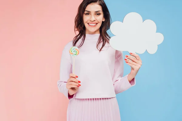 美丽的女人拿着糖果和讲话泡泡在蓝色和粉红色的背景 — 图库照片