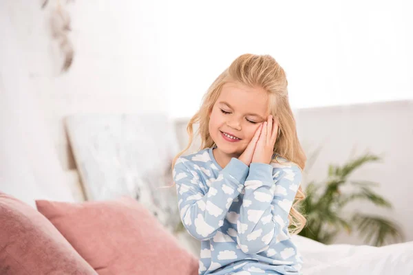 Niedliche Schläfrige Kind Sitzt Auf Dem Bett Mit Geschlossenen Augen — Stockfoto