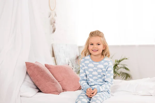 Śliczny Uśmiechający Się Dziecko Siedzi Łóżku Rano — Zdjęcie stockowe