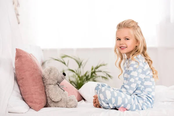 Schattig Kind Zittend Bed Met Gekruiste Benen Teddy Bear — Stockfoto
