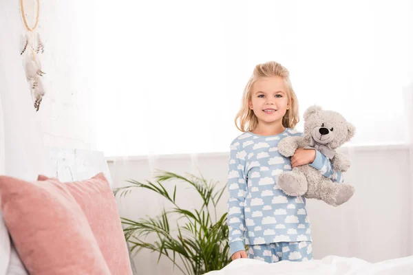 Lachende Kinderen Pyjama Permanent Met Teddy Beer Slaapkamer — Stockfoto