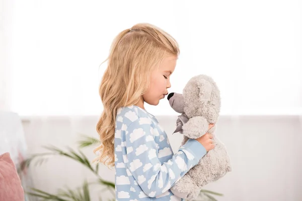 Vista Lateral Lindo Niño Pijama Besar Osito Peluche — Foto de Stock