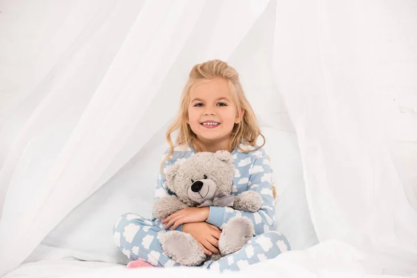 Bedårande Barn Pyjamas Sitter Sängen Och Omfamna Nallebjörn — Stockfoto