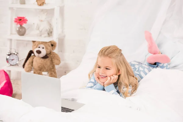 Gelukkig Kind Bed Liggen Met Behulp Van Laptop — Stockfoto