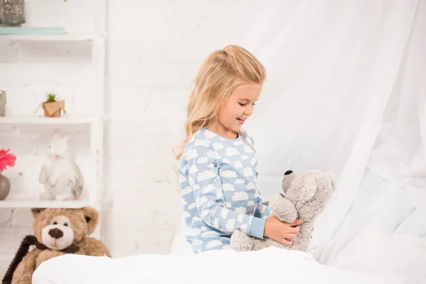 Criança Alegre Brincando Com Ursinho Pelúcia Cama — Fotografia de Stock