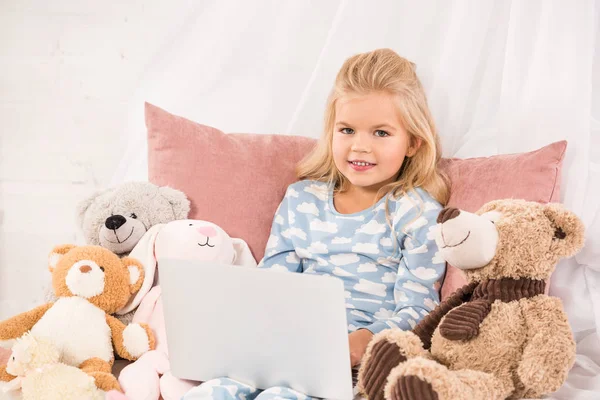 Criança Adorável Sentado Cama Com Brinquedos Suaves Assistindo Desenhos Animados — Fotografia de Stock